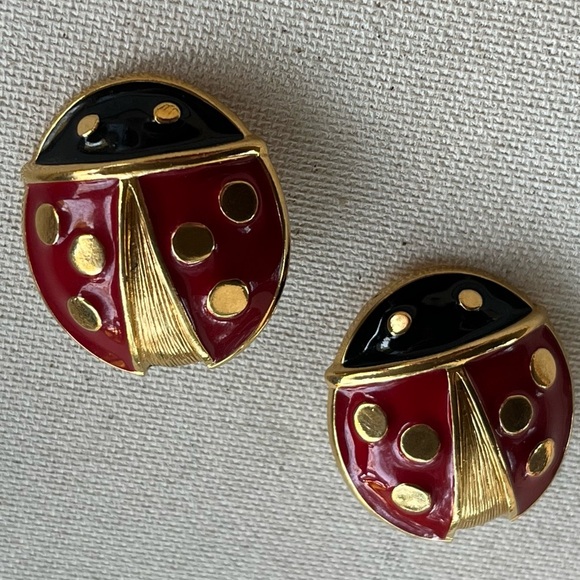 🐞 Vintage-Inspired Red & Black Ladybug Clip-On Earrings - Picture 3 of 4